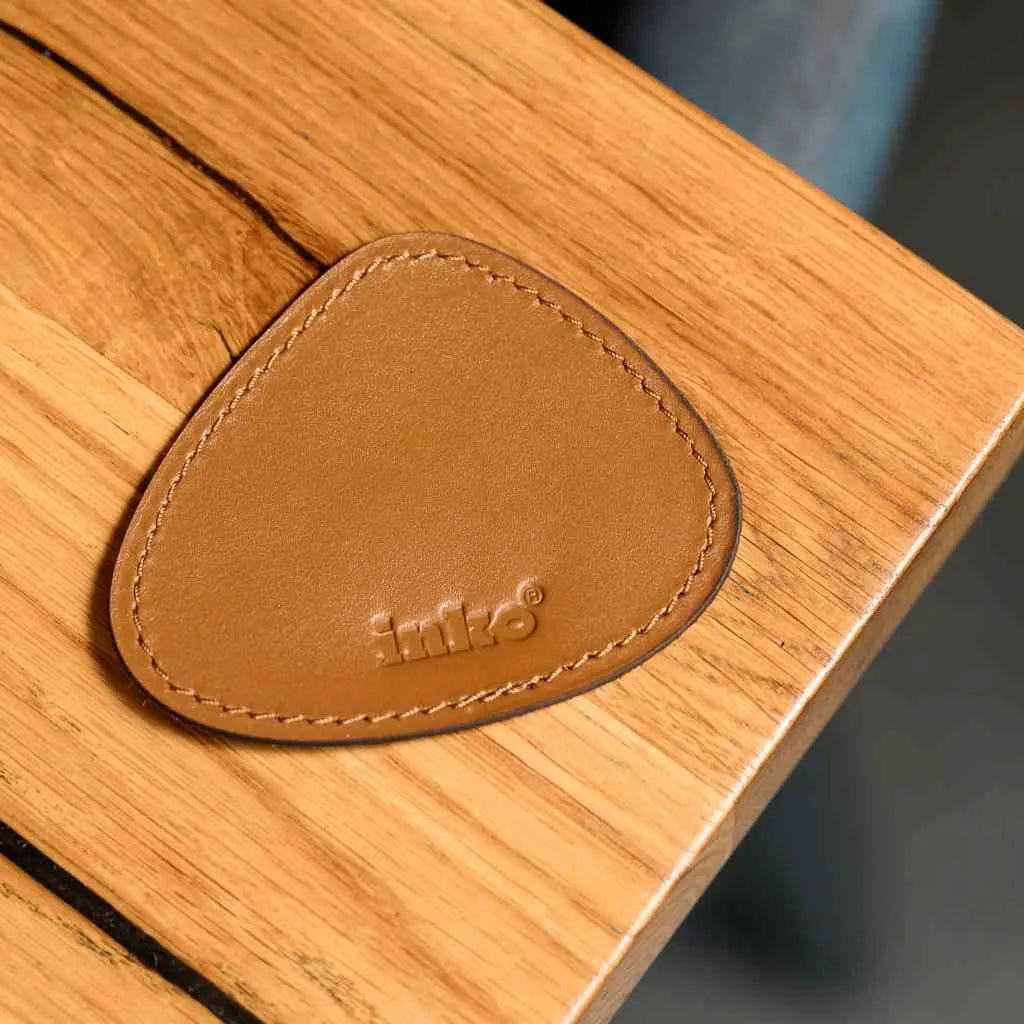 Крупний план фактури шкіри на підставках у формі каплі Capri