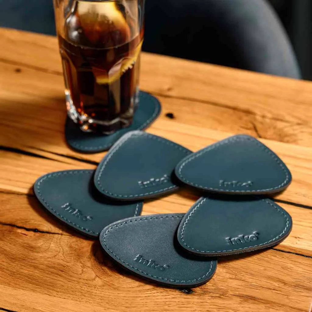 Стильний дизайн шкіряних підставок у формі каплі Capri на світлому фоні