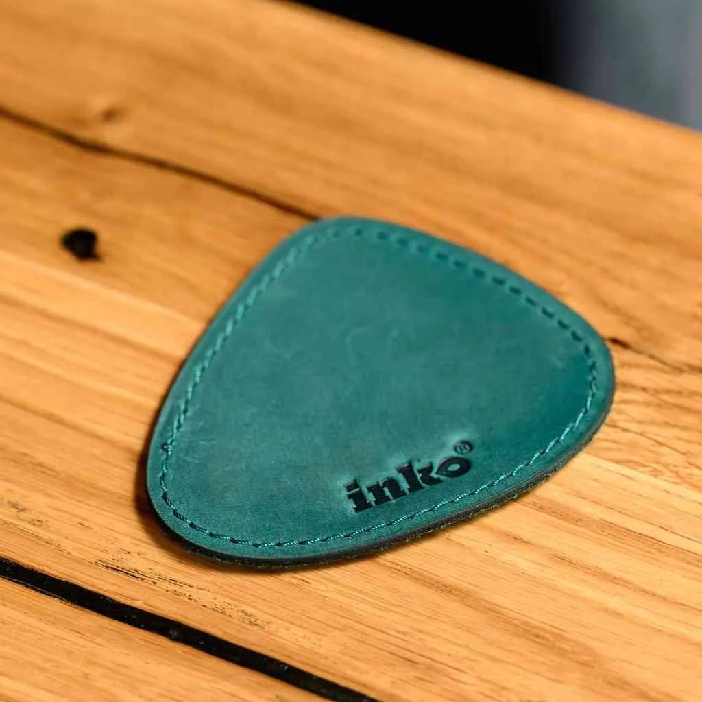 Стильний дизайн шкіряних підставок у формі каплі Crazy Horse на світлому фоні