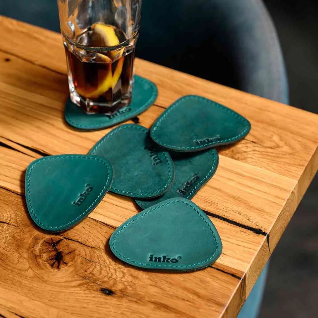 Комплект підставок Crazy Horse у формі каплі, красиво розкладений на столі