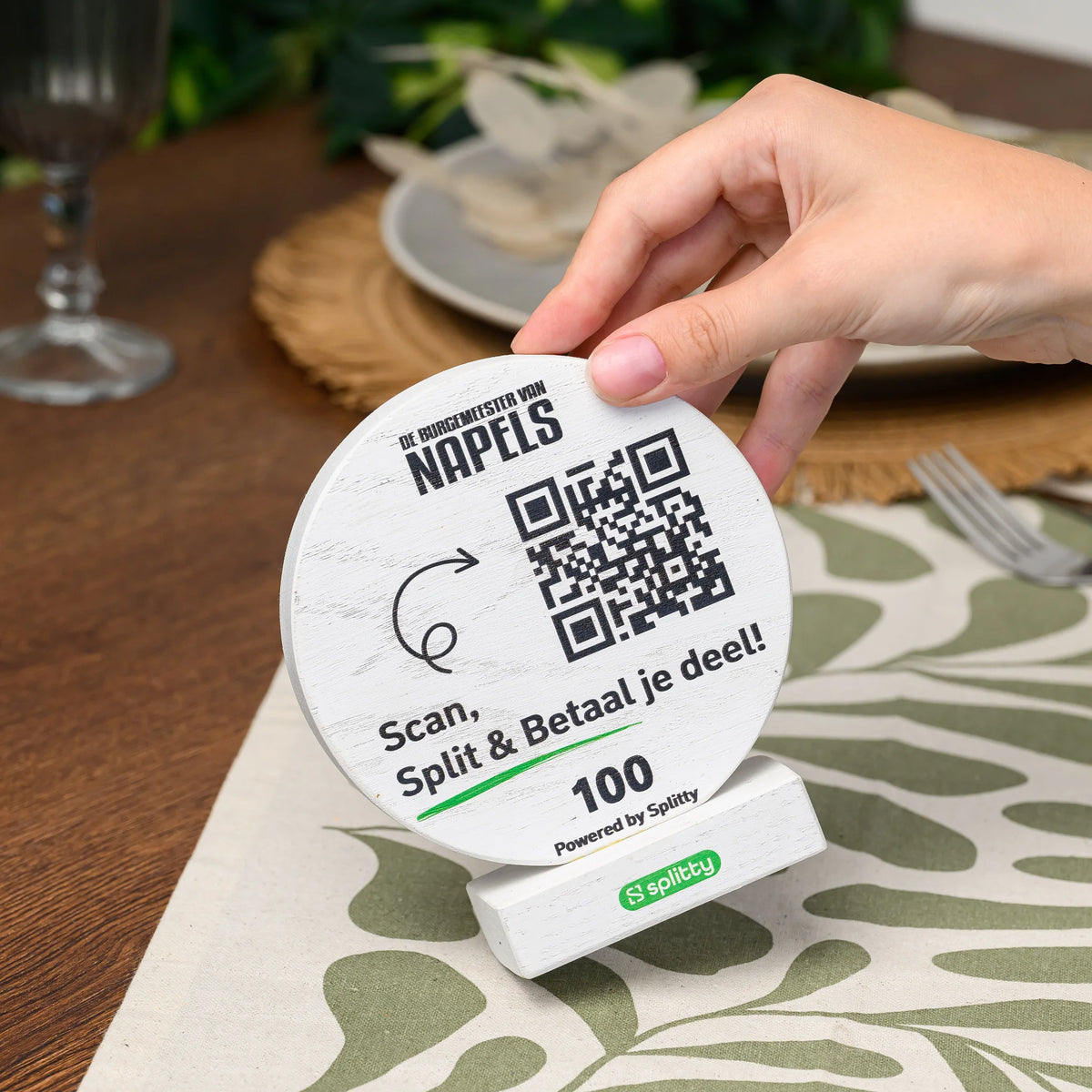 QR стенд дубовый с гравировкой