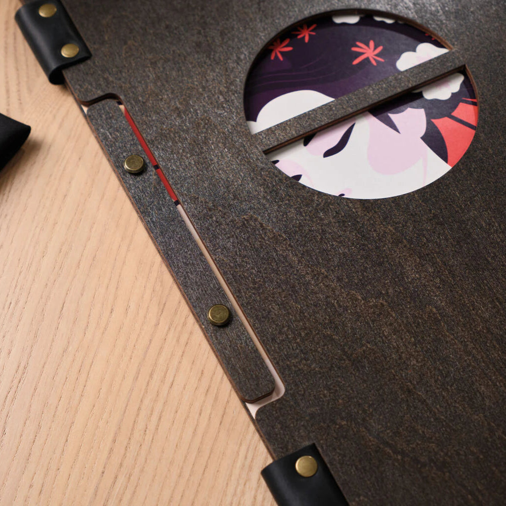 Detail of the circular cutout and the internal paper-holding strip.