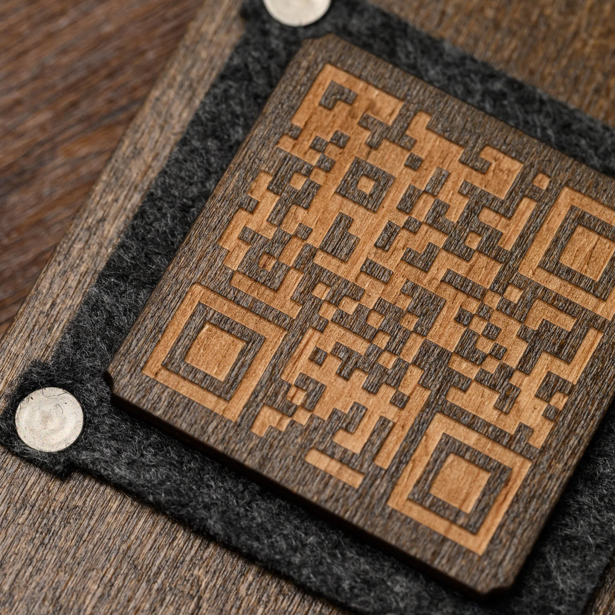 Фанерний QR стенд з гравіюванням, макрознімок QR-коду, вигравіюваного на окремій фанерній пластині, фетр і хольнітени по кутах вставки