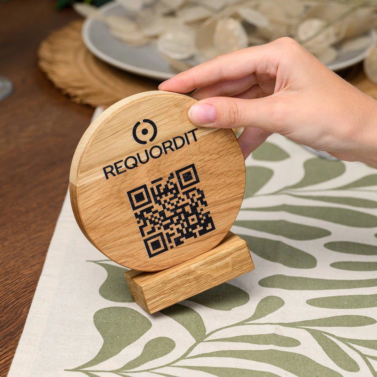 QR стенд дубовый с гравировкой
